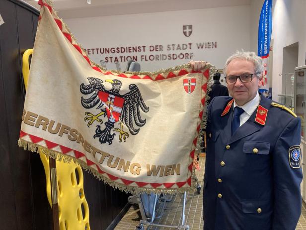 Erich Müllner mit der Fahne der Berufsrettung Wien.