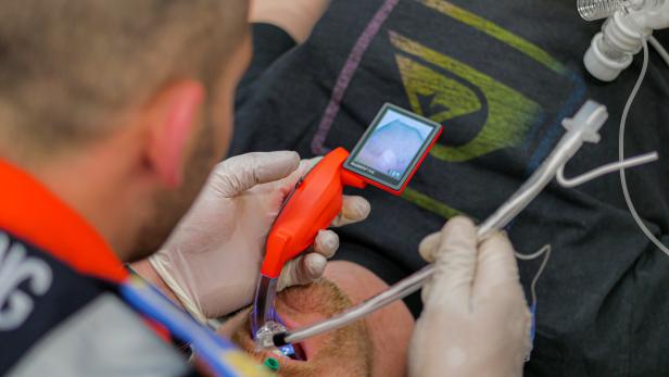 Intubation im Notarztwagen heute. 