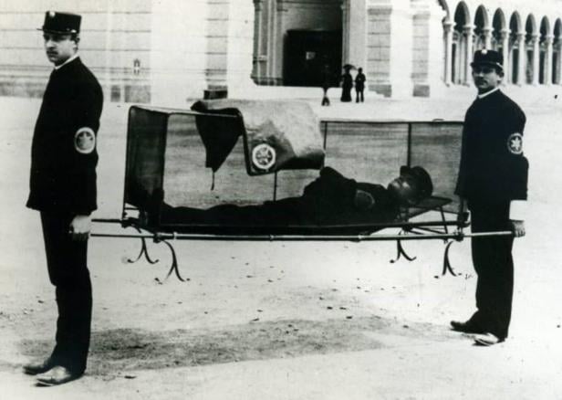 Historisches Bild der Berufsrettung Wien, Sanitäter mit Trage.