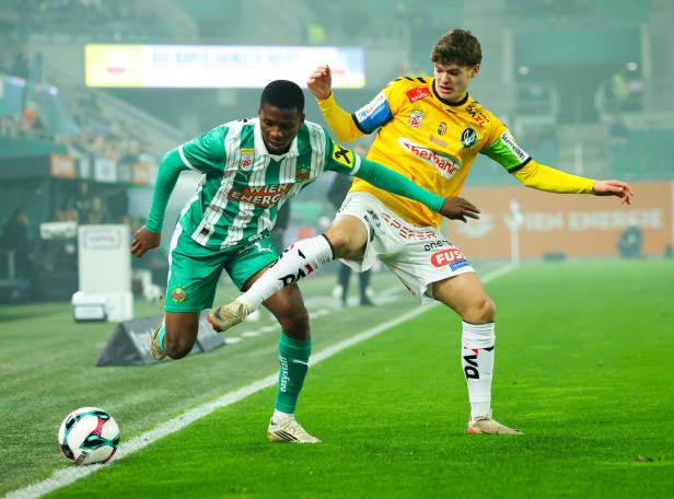 Rapids Amane gegen Rossdorfer im Zweikampf.