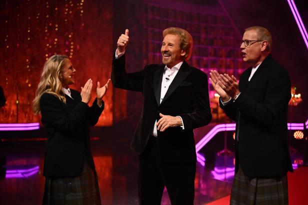 Drei menschen bei show