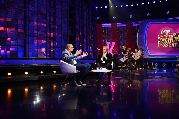 zwei männer bei interview