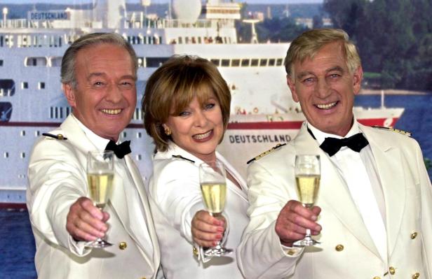  Legendär: Schiffsarzt Horst Naumann, Chefstewardess Heide Keller, Kapitän Siegfried Rauch" in Das Traumschiff"