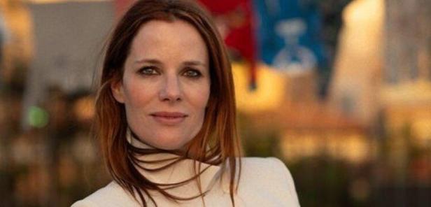 Florence Gaub trägt ein weißes Jacket