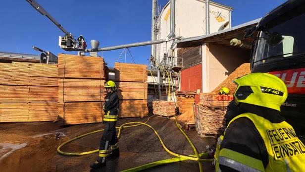 Acht Feuerwehren wurden aufgrund des heiklen Brandobjekts alarmiert.