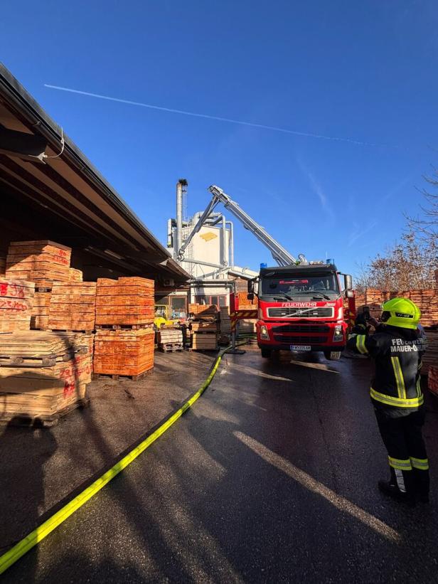Löschangriff über das Dach.