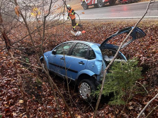 Auto im Straßengraben