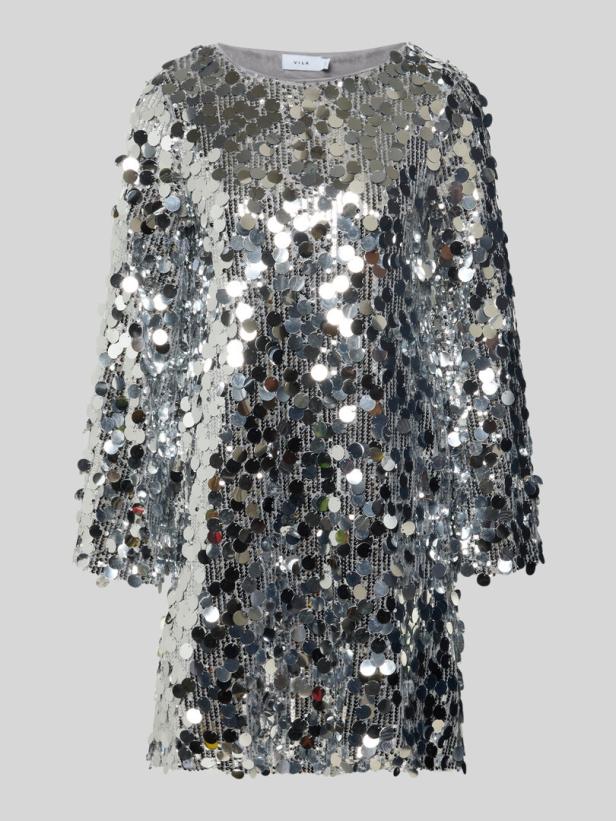 Ein Kleid voller silbener Pailletten