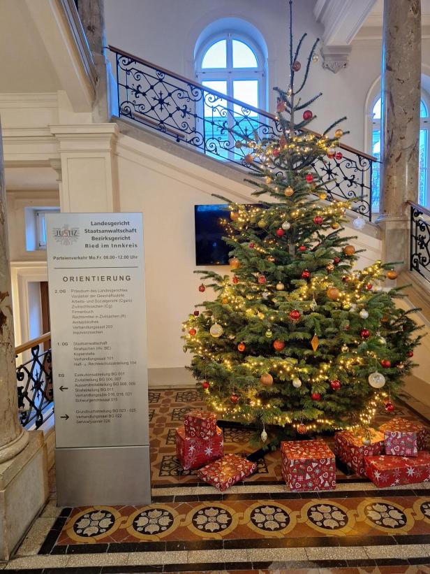 Christbaum in einem Stiegenhaus