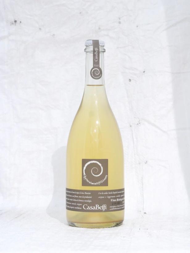 durchsichtige Sektflasche mit gelblichem Inhalt 