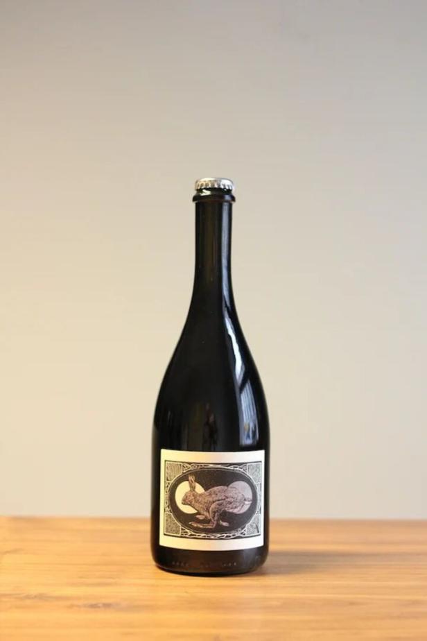 Schwarze Flasche mit Etikett