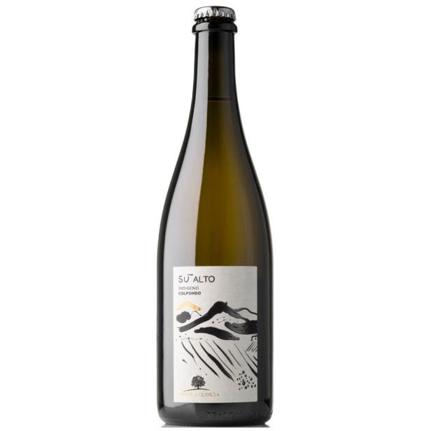 grünliche Sektflasche mit weißem Etikett