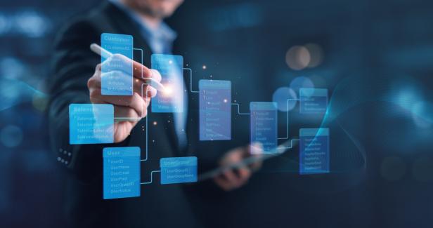 Geschäftsmann im Anzug hält ein Tablet mit einem Diagramm in der Hand.
