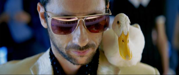 Ariel Bronz mit Gans auf der Schulter.