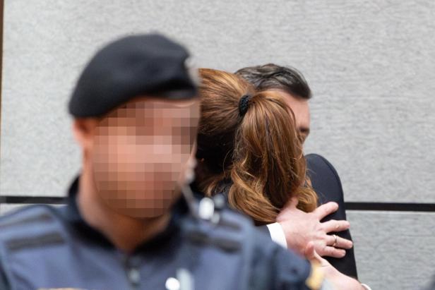 Rene und Nathalie Benko umarmen sich nach dem Prozess