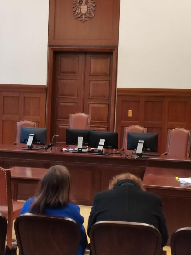 Paulus Manker und seine Frau im Gerichtssaal.