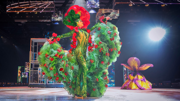 Holiday on Ice Show, Eiskunstläuferin ist als Rose verkleidet