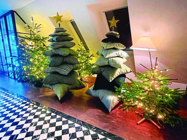 Christbaum aus gestapelten, grünen Pölstern