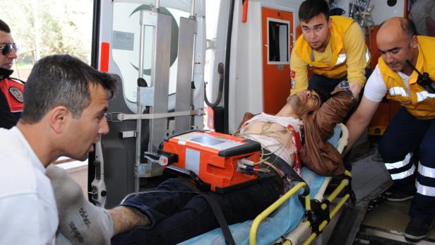 In Sanliurfa wird nach Zusammenstößen rivalisierender Kandidaten ein Verletzter abtransportiert