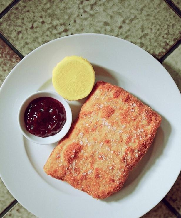 Das berühmte Cordon bleu beim Reznicek auf einem weißen Teller.