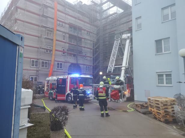 Feuerwehrautos und Einsatzkräfte vor einem Wohnhaus