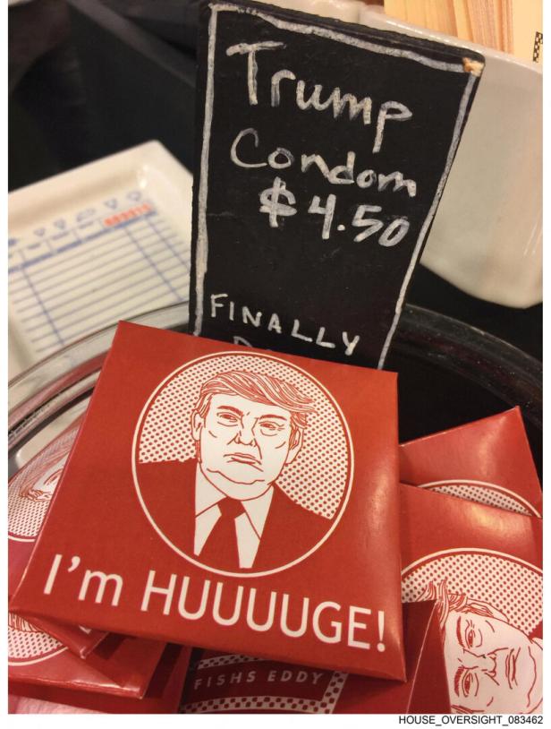 Ein Schild preist "Trump Kondome" für 4,50 Dollar an, daneben rote Kondompackungen mit einem Trump-Porträt und dem Spruch "I'm HUUUUGE!".