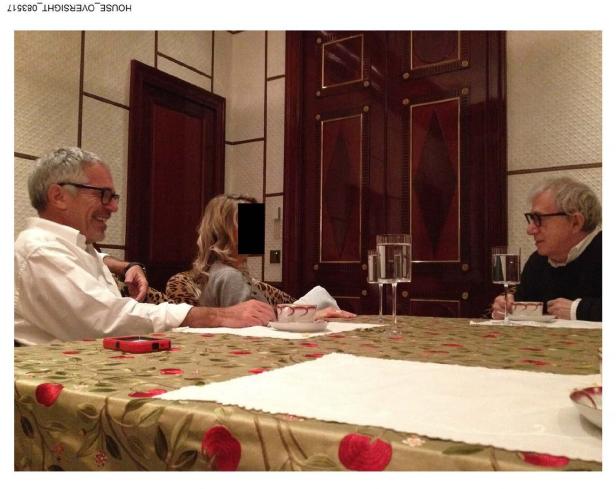 Jeffrey Epstein und Woody Allen sitzen mit einer unkenntlich gemachten Person an einem Tisch.