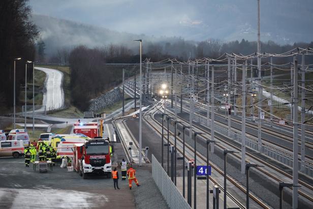 Einsatzfahrzeuge vor der Einfahrt in den Koralmtunnel.