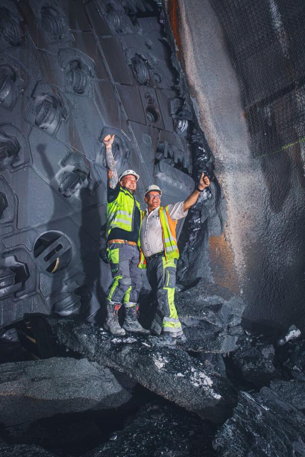 Zwei Mineure beim Durchstich im Brenner.