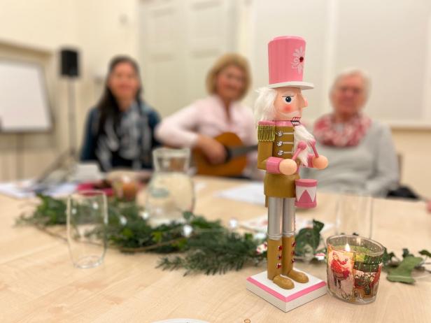 Bei vorweihnachtlichem Ambiente werden Lieder gesungen und Gedichte gelesen