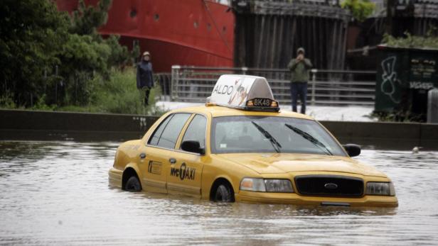 Ein gelbes New Yorker Taxi steht im Hochwasser.