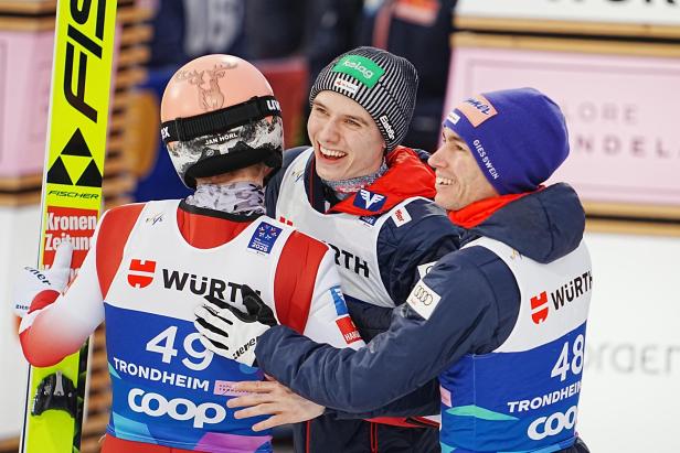 Maximilian Ortner (Mitte) gewann in Trondheim Silber im Teambewerb