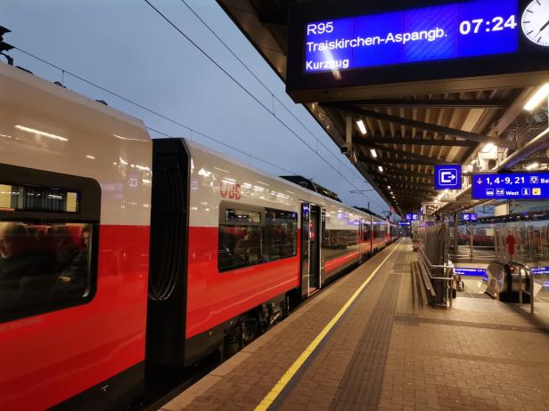 Zug im Bahnhof Wiener Neustadt.