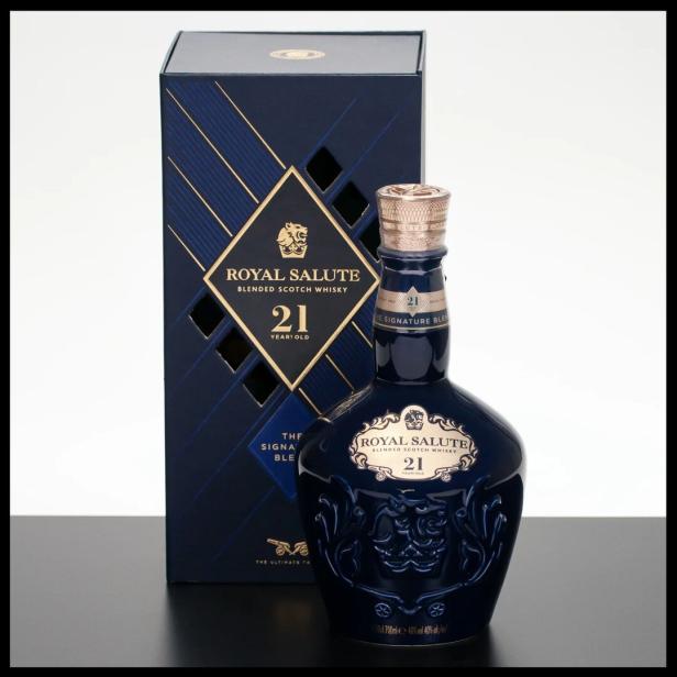 Eine dunkelblaue Flasche Royal Salute 21 Jahre Scotch Whisky steht vor einer passenden Geschenkverpackung.