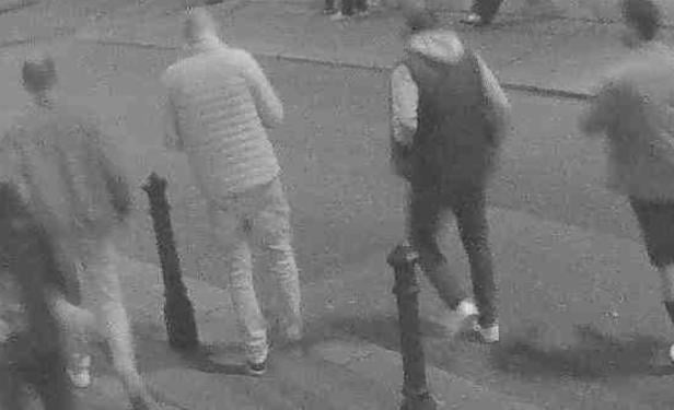 Vier Männer von hinten, über eine Überwachungskamera aufgenommen