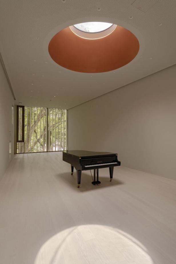 Licht von oben trifft auf das Klavier