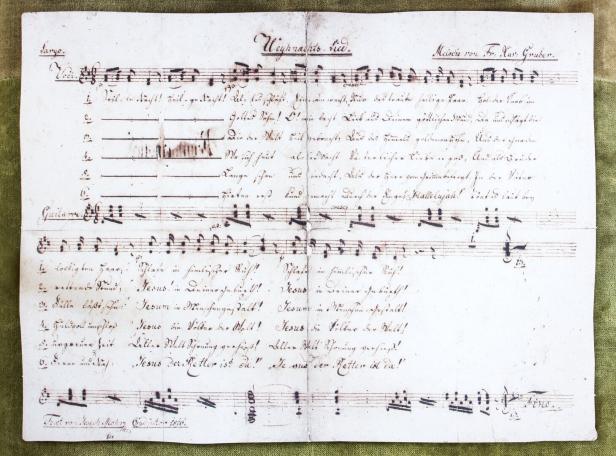 Es zeigt sich ein altes, handgeschriebenes Musikblatt mit dem Titel "Weyhnachts Lied" und Noten von Fr. Xar: Gruber.
