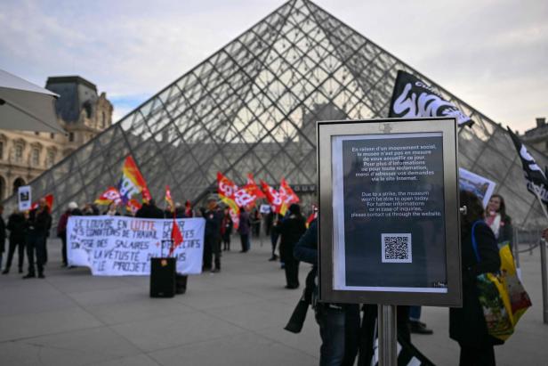 FRANCE-CULTURE-TOURISM-LOUVRE-STRIKE