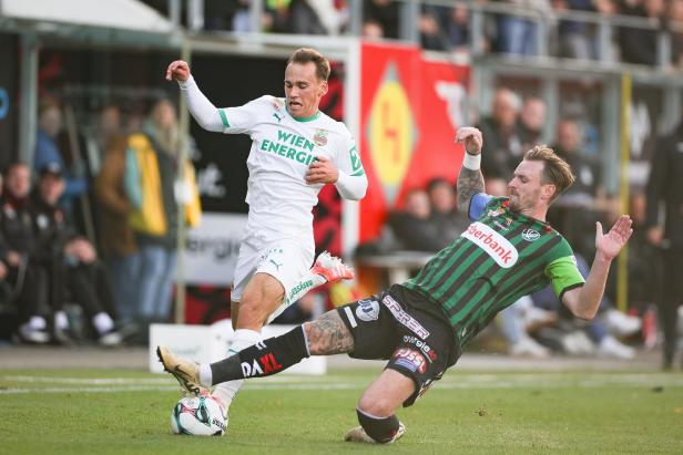 Ried-Routinier Sollbauer (r.) gegen den Rapidler Wurmbrand. 
