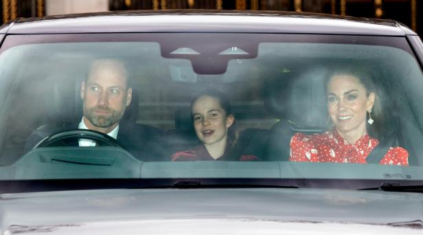 Prinzessin Kate, Prinz William und Prinzessin Charlotte im Auto.