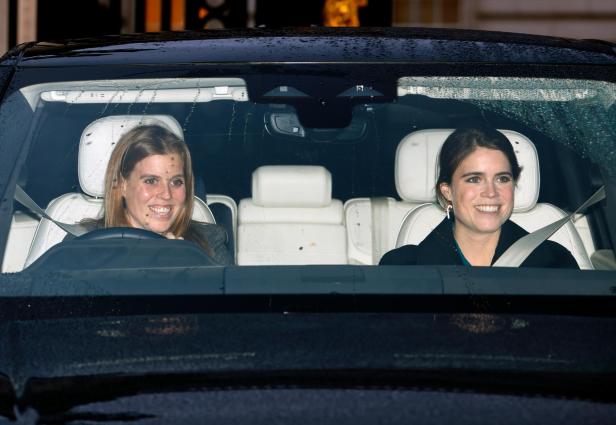 Prinzessin Beatrice und Prinzessin Eugenie im Auto.