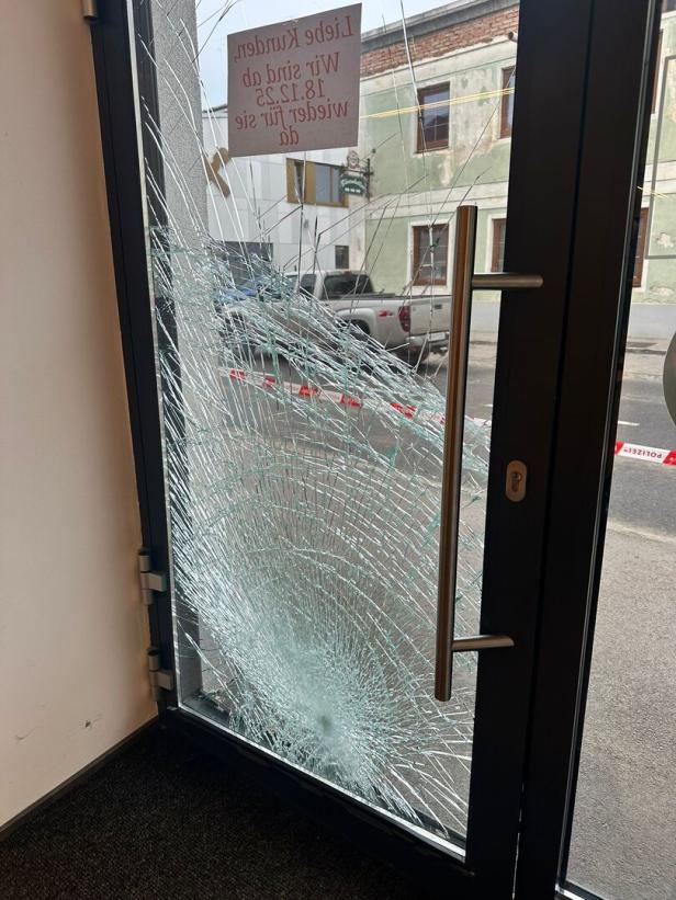 Eingangstür  zertrümmert