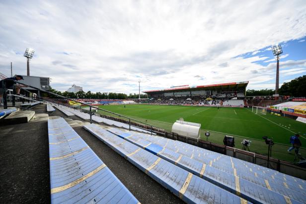 ++ THEMENBILD ++ SPORT / MANNSCHAFTSSPORT / FUSSBALL / STADION / FANS