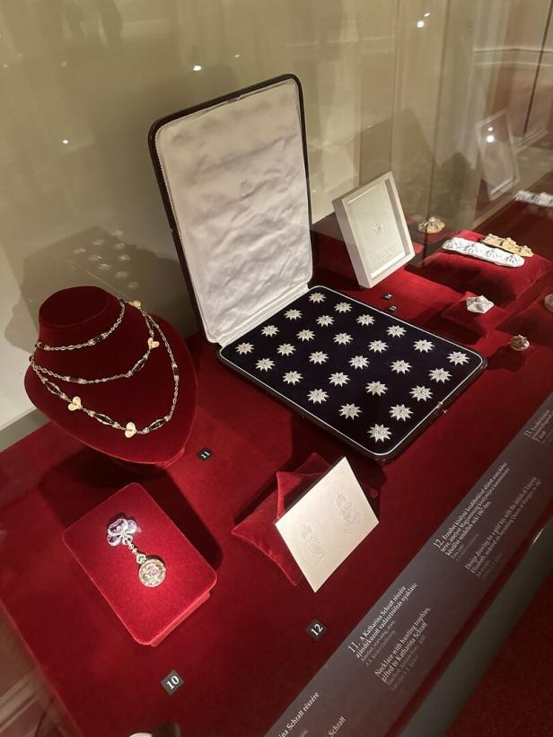 Schmuck in einer Vitrine