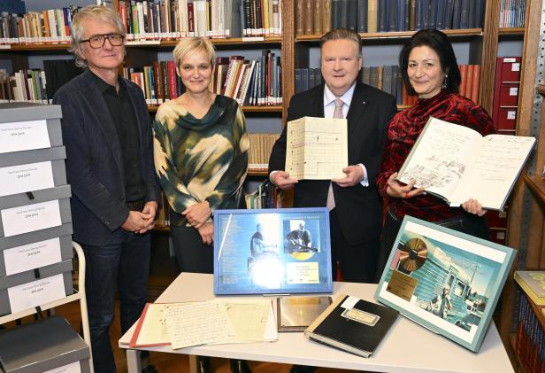 Bürgermeister Michael Ludwig und drei weitere Personen präsentieren den Nachlass von Georg Danzer.