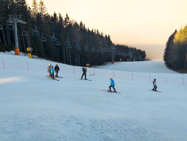 Schneekontrolle durch die FIS am Semmering