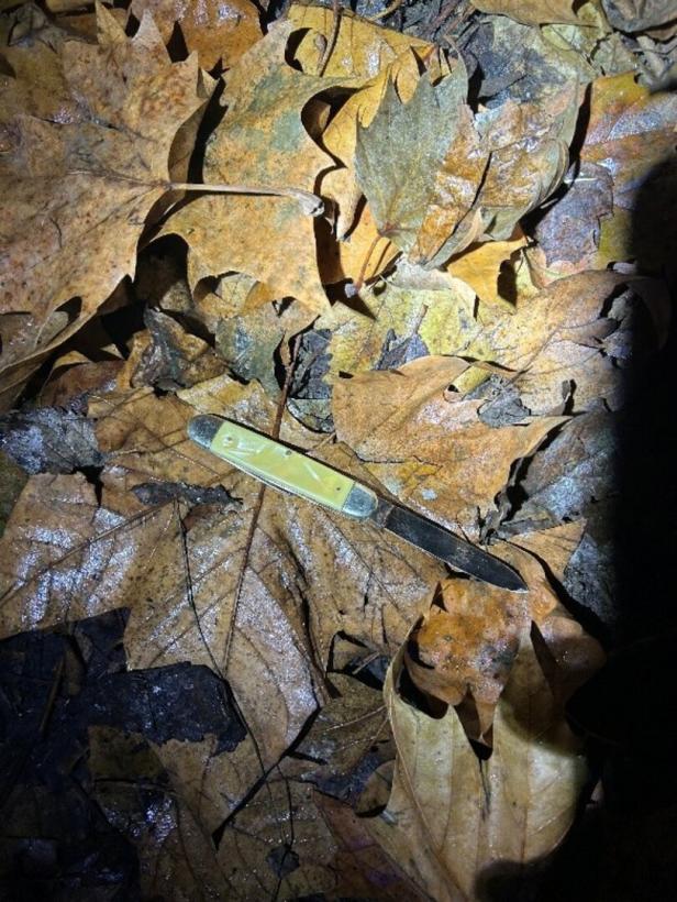 Ein Messer, mutmaßliche Tatwaffe. 