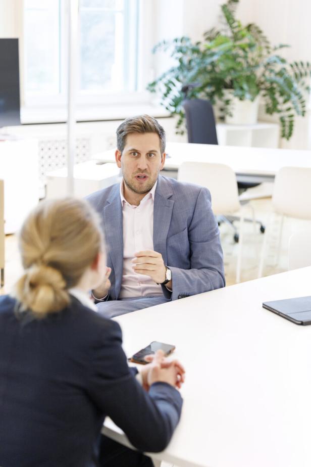 Pröll in seinem Büro im Gespräch mit Johanna Hager