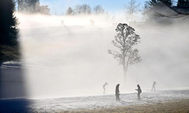 Menschen im Nebel, wenige Sonnenstrahlen