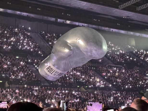 Fliegender Boxhandschuh bei Bryan Adams Show